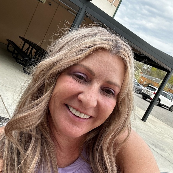 👑POSH👑Ambassador 💜 Meet your Posher, Kim - Picture 1 of 2